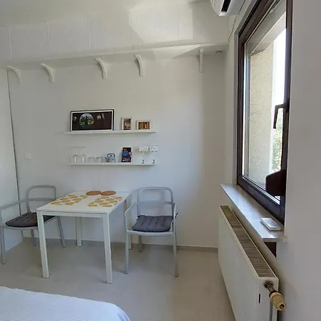 Cozy, Bright And Affordable W/ Free Parking